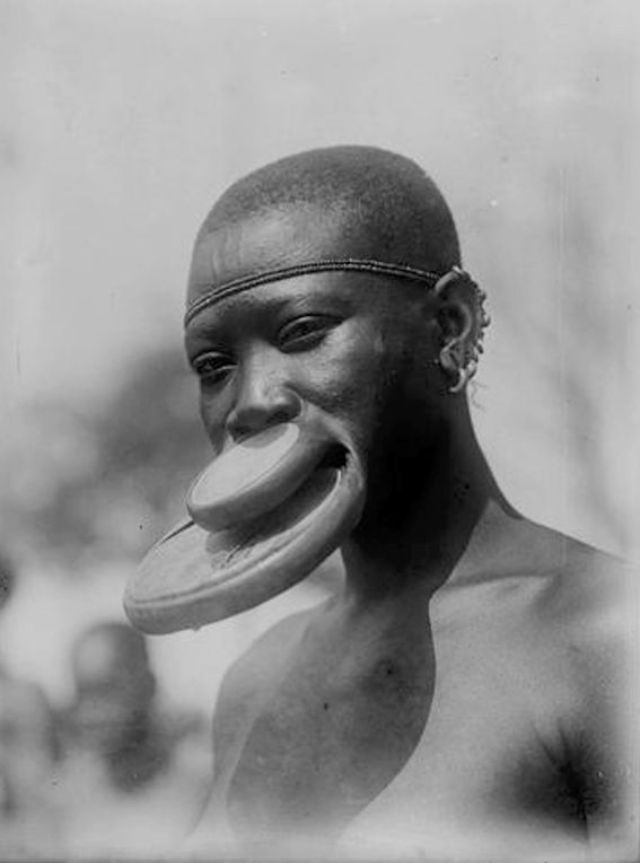 18 Photos of African Women With Traditional Lip Plates.